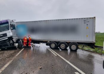 FOTO Accident pe șoseaua de centură a Sucevei. Un camion a fost scăpat de sub control