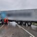 FOTO Accident pe șoseaua de centură a Sucevei. Un camion a fost scăpat de sub control