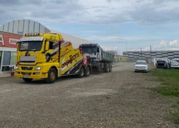 FOTO Polițiștii suceveni au indisponibilizat un ansamblu de vehicule ce transporta ilegal peste 10 metri cubi de material lemnos, pe raza orașului Gura Humorului