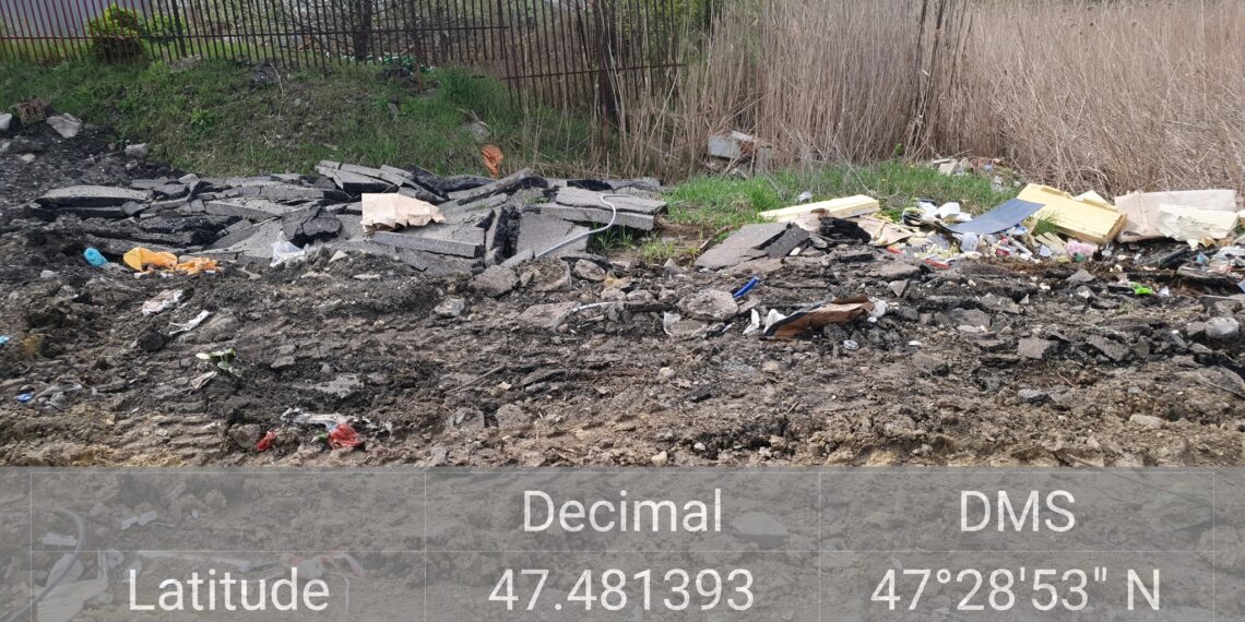 FOTO O firmă a fost amendată cu 27.500 de lei, pentru că și-a ”uitat” deșeurile pe malul stâng al canalului de scurgere al Acumulării Pocoleni. Deșeurile au blocat canalul