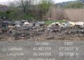 FOTO O firmă a fost amendată cu 27.500 de lei, pentru că și-a ”uitat” deșeurile pe malul stâng al canalului de scurgere al Acumulării Pocoleni. Deșeurile au blocat canalul