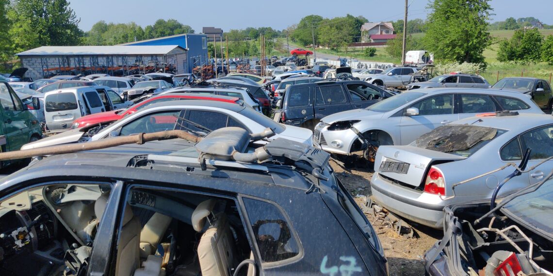 FOTO Garda de Mediu Suceava a amendat cu 60.000 de lei un operator cu activități de dezmembrare autovehicule