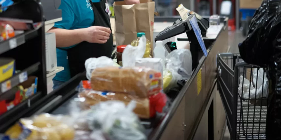 O casieră de la magazinul Carrefour a fost condamnată la un an și șase luni de închisoare pentru că nu i-a scanat unui client toate produsele de pe bandă