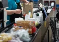 O casieră de la magazinul Carrefour a fost condamnată la un an și șase luni de închisoare pentru că nu i-a scanat unui client toate produsele de pe bandă