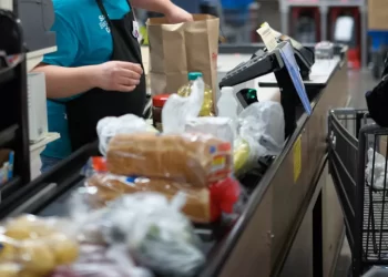 O casieră de la magazinul Carrefour a fost condamnată la un an și șase luni de închisoare pentru că nu i-a scanat unui client toate produsele de pe bandă
