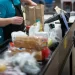O casieră de la magazinul Carrefour a fost condamnată la un an și șase luni de închisoare pentru că nu i-a scanat unui client toate produsele de pe bandă