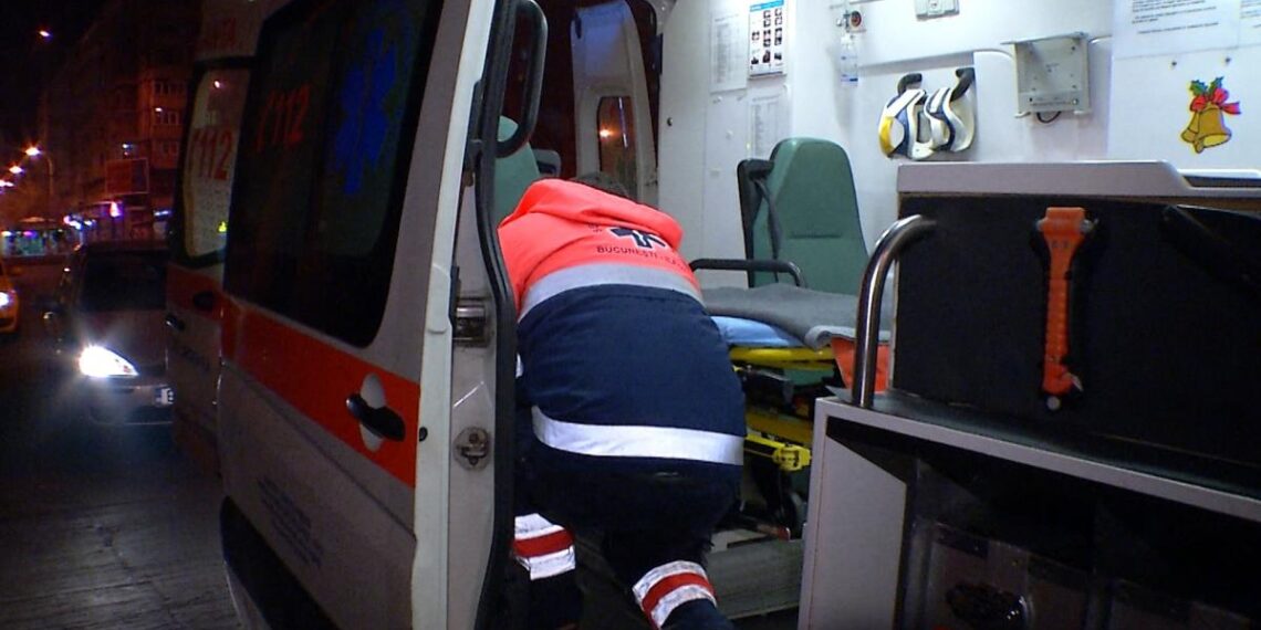 Amendă penală de 4.800 de lei pentru un scandalagiu beat care și-a umflat mușchii în fața polițiștilor pe o stradă din Suceava. Individul a fost găsit lat pe trotuar și a luat-o razna când i s-a cerut să urce în ambulanță