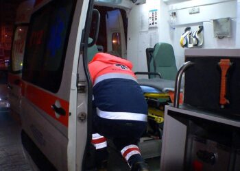 Amendă penală de 4.800 de lei pentru un scandalagiu beat care și-a umflat mușchii în fața polițiștilor pe o stradă din Suceava. Individul a fost găsit lat pe trotuar și a luat-o razna când i s-a cerut să urce în ambulanță