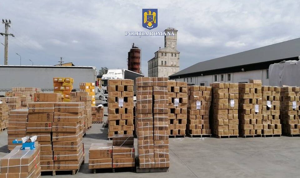 FOTO Polițiștii au confiscat peste 80.000 de perechi de încălțăminte sport, din localitatea Dornești. Valoarea mărfii ridicate este de circa 30 de milioane de lei