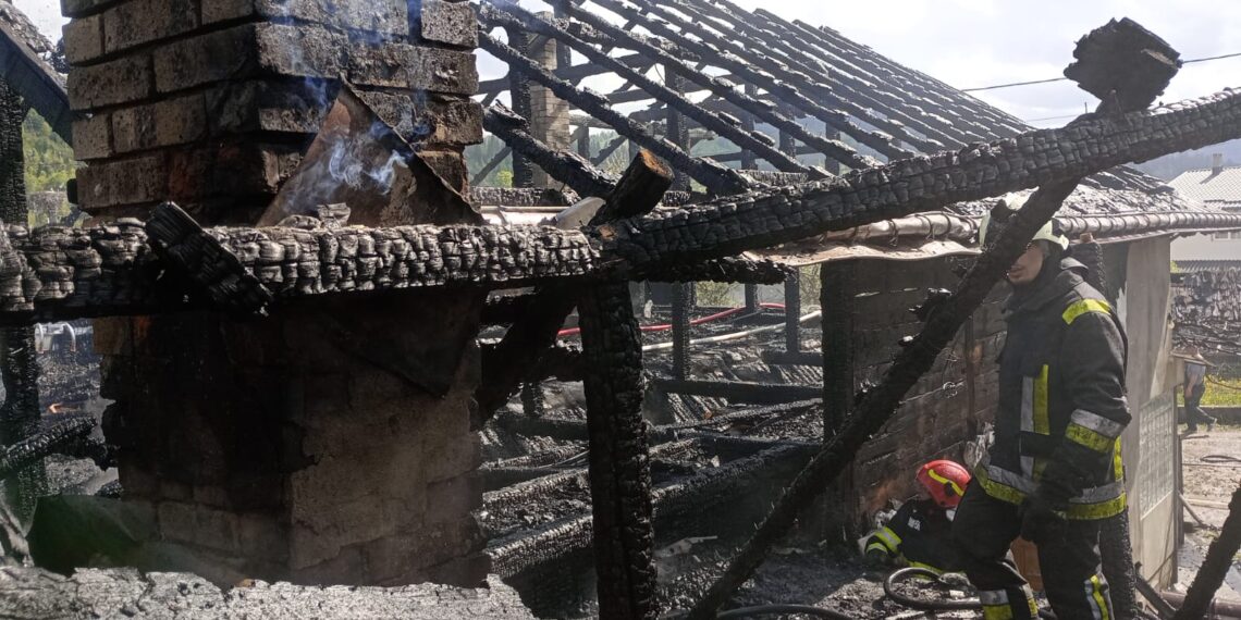 FOTO Incendiu la o gospodărie din Poiana Mărului. Două femei au suferit atacuri de panică