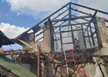 FOTO Incendiu la o gospodărie din Poiana Mărului. Două femei au suferit atacuri de panică