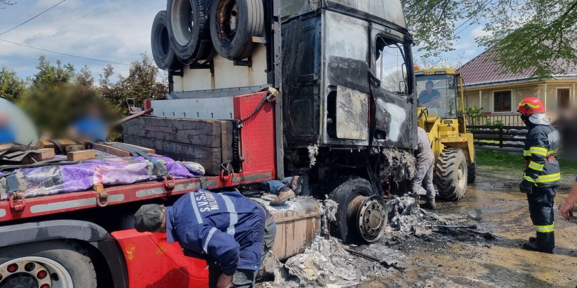 FOTO Un cap tractor s-a făcut scrum, după ce a luat foc în orașul Milișăuți. Pompierii au salvat rezervorul de 2.000 de litri de motorină, clădirile învecinate și alte două capuri tractor