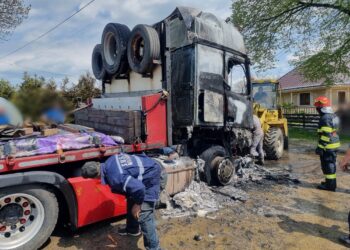 FOTO Un cap tractor s-a făcut scrum, după ce a luat foc în orașul Milișăuți. Pompierii au salvat rezervorul de 2.000 de litri de motorină, clădirile învecinate și alte două capuri tractor