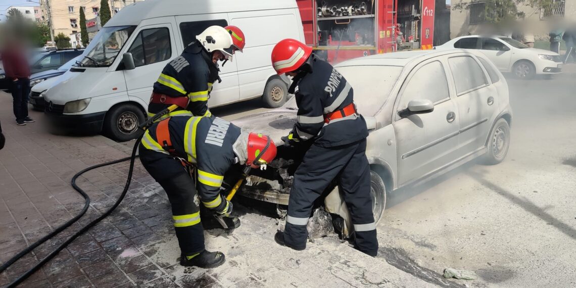 FOTO Un autoturism a luat foc în Suceava, în zona Gării Burdujeni