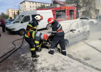 FOTO Un autoturism a luat foc în Suceava, în zona Gării Burdujeni