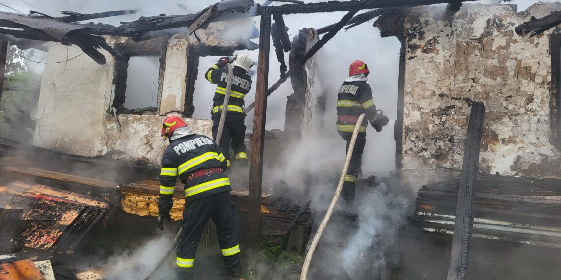 FOTO Incendiu izbucnit la o casă de locuit din Rădășeni