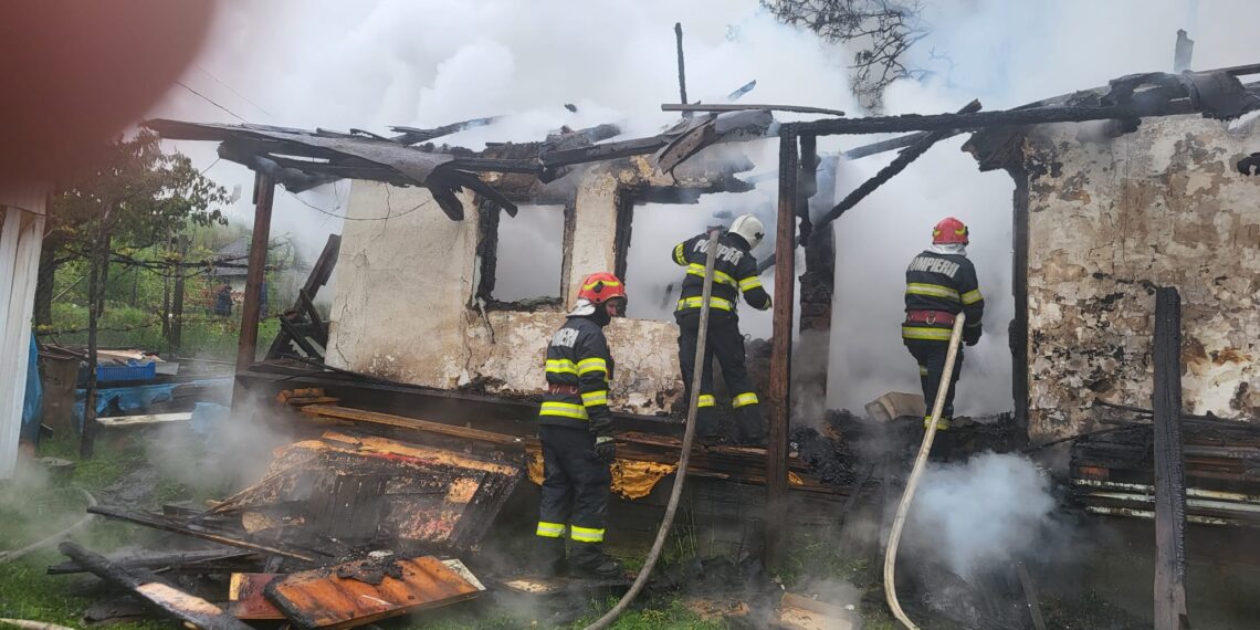 FOTO Incendiu izbucnit la o casă de locuit din Rădășeni