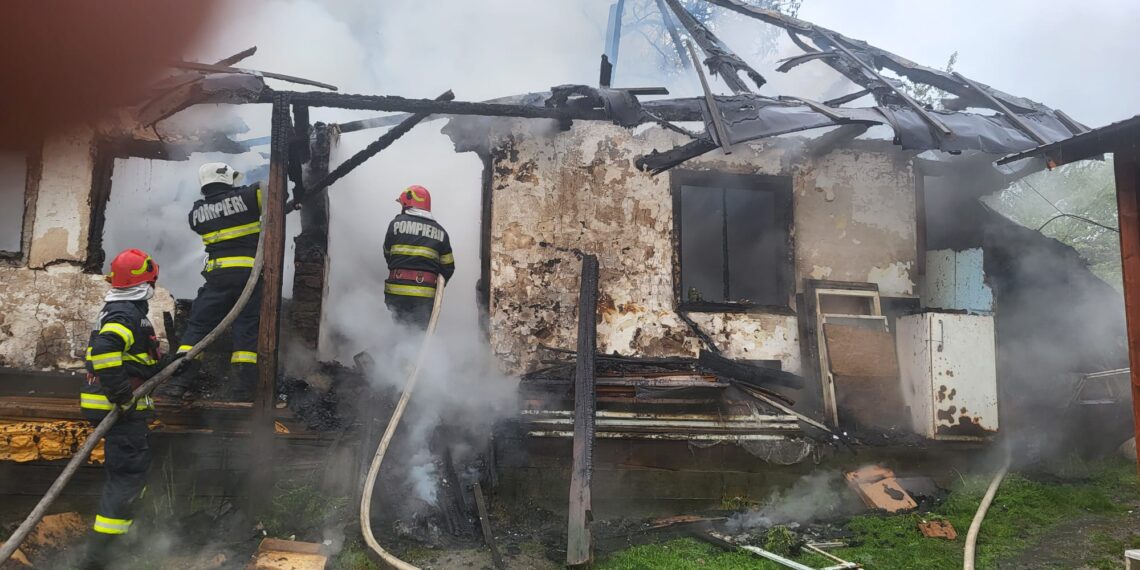 FOTO Incendiu izbucnit la o casă de locuit din Rădășeni