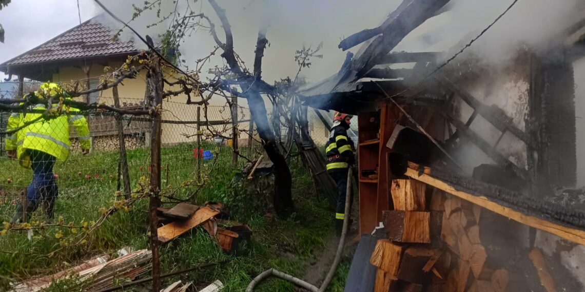 FOTO Incendiu izbucnit la o casă de locuit din Rădășeni