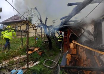 FOTO Incendiu izbucnit la o casă de locuit din Rădășeni