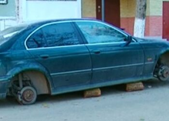 Hoți au pus ținta pe roțile mașinilor din Fălticeni. Două persoane și-au găsit autoturismele fără jante și anvelope, în parcare
