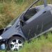 Beat praștie, un șofer s-a luat la întrecere cu polițiștii pe raza localității Liteni. Oamenii legii au pus mâna pe individ, după ce acesta s-a oprit cu mașina într-un șanț