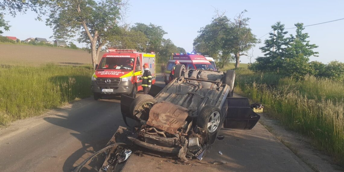 FOTO Un autoturism s-a răsturnat pe carosabil, pe raza comunei Ipotești. Două persoane au ajuns la spital