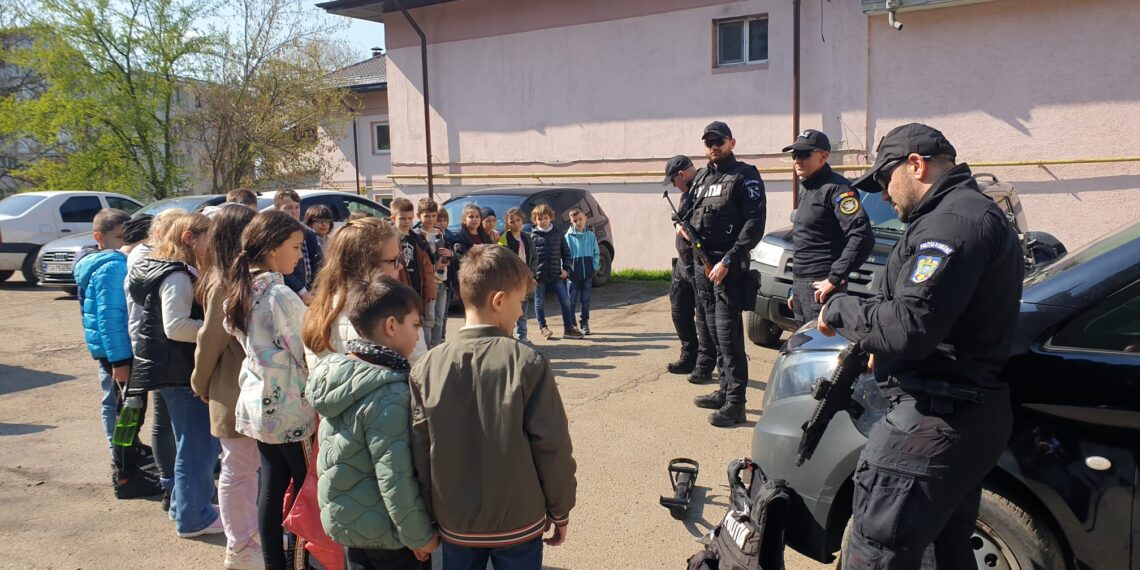 Polițiștii suceveni au desfășurat acțiuni pentru prevenirea faptelor de violență în mediul școlar