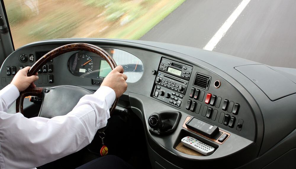 Un șofer de autocar a fost condamnat la amendă penală de 4.500 de lei pentru că i-a aplicat o palmă peste față unei femei care i-a solicitat să oprească, în autogara din Gura Humorului