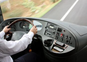 Un șofer de autocar a fost condamnat la amendă penală de 4.500 de lei pentru că i-a aplicat o palmă peste față unei femei care i-a solicitat să oprească, în autogara din Gura Humorului