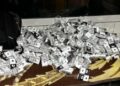 FOTO Polițiștii de frontieră au descoperit o tânără de 19 ani care se plimba cu 450 de pachete cu țigări de contrabandă asupra sa