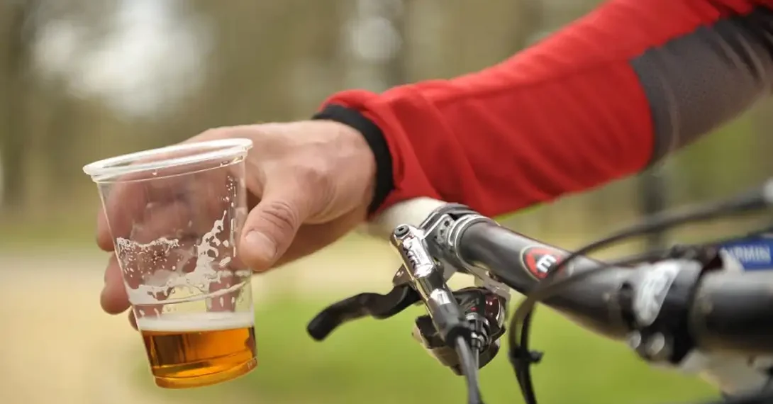 Un puștan de 17 ani a ajuns la spital după ce s-a cherchelit și a căzut de pe bicicletă. Tânărul a dat cu fața de sol