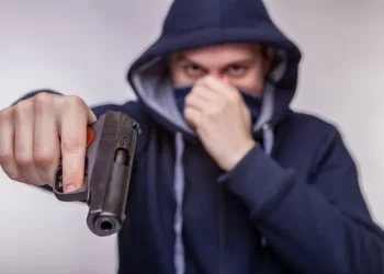 Puștanii din Suceava au înlocuit vechile pistoale cu capse cu pistoalele airsoft. Un adolescent de 17 ani l-a împușcat în ochi pe un copil de 11 ani, în cartierul Ițcani. Victima se află la Clinica de Oftalmologie de la Spitalul ”Sfântul Spiridon” din Iași