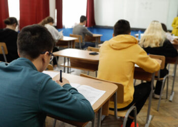 Un elev care susținea proba la alegere a profilului, la Centrul de examen Colegiul Silvic ”Bucovina” din Câmpulung Moldovenesc, a fost eliminat din bacalaureat pentru că a încercat să copieze