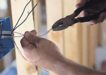 Un bărbat de 42 de ani a murit electrocutat în timp ce tencuia garajul unui vecin