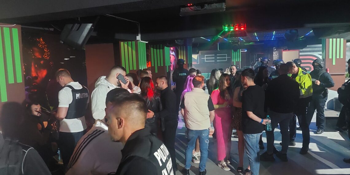 Polițiștii au suspendat activitatea discotecii Azteka din Cajvana pentru 30 de zile. Administratorul a fost amendat cu 1.500 de lei