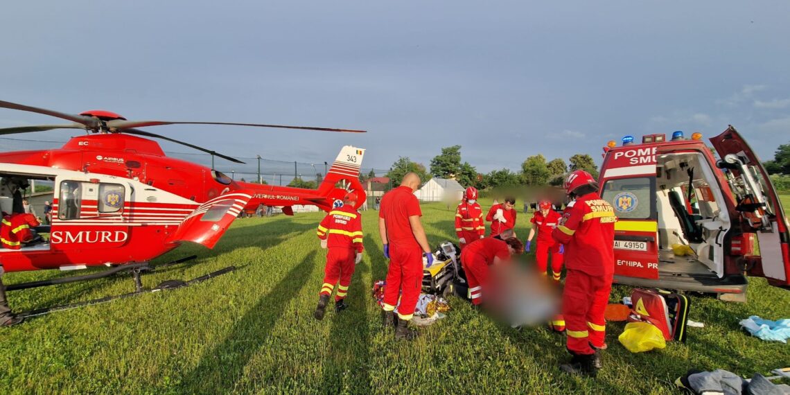 FOTO Grav accident rutier, pe raza localității Drăgușeni, cu 11 persoane implicate. Pompierii au activat Planul Roșu de Intervenție. Se intervine cu un elicopter