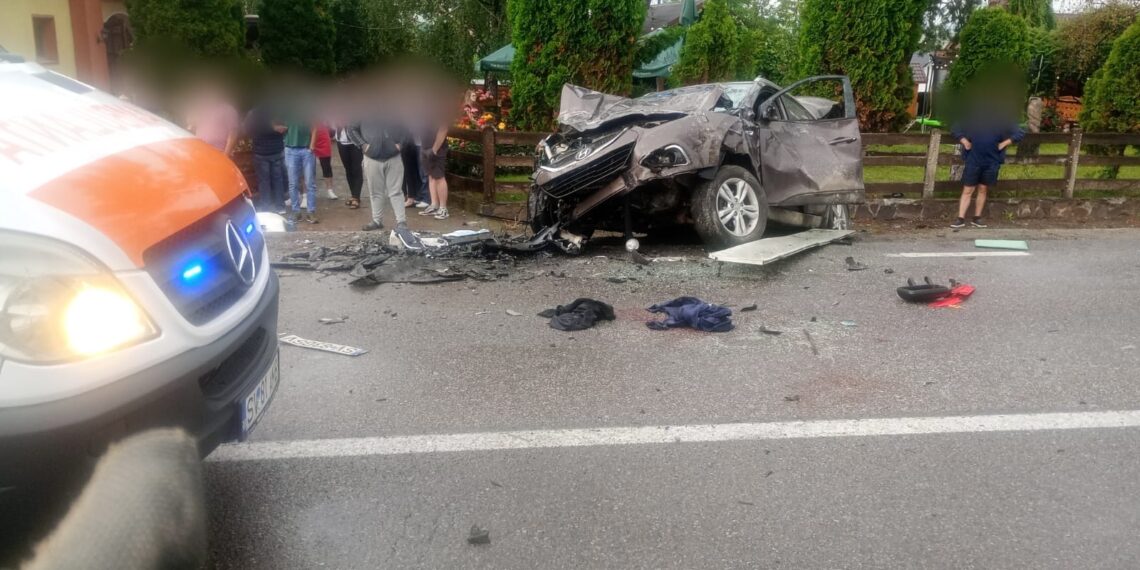 FOTO Grav accident rutier, pe raza localității Drăgușeni, cu 11 persoane implicate. Pompierii au activat Planul Roșu de Intervenție. Se intervine cu un elicopter