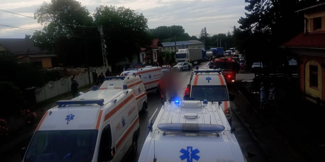 FOTO Grav accident rutier, pe raza localității Drăgușeni, cu 11 persoane implicate. Pompierii au activat Planul Roșu de Intervenție. Se intervine cu un elicopter