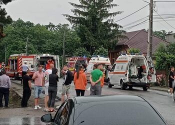 FOTO Grav accident rutier, pe raza localității Drăgușeni, cu 11 persoane implicate. Pompierii au activat Planul Roșu de Intervenție. Se intervine cu un elicopter