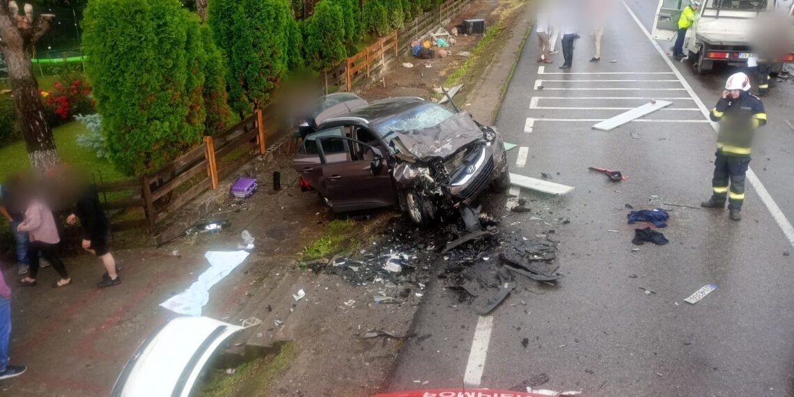 FOTO Grav accident rutier, pe raza localității Drăgușeni, cu 11 persoane implicate. Pompierii au activat Planul Roșu de Intervenție. Se intervine cu un elicopter