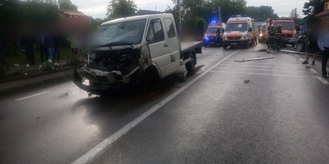 FOTO Grav accident rutier, pe raza localității Drăgușeni, cu 11 persoane implicate. Pompierii au activat Planul Roșu de Intervenție. Se intervine cu un elicopter