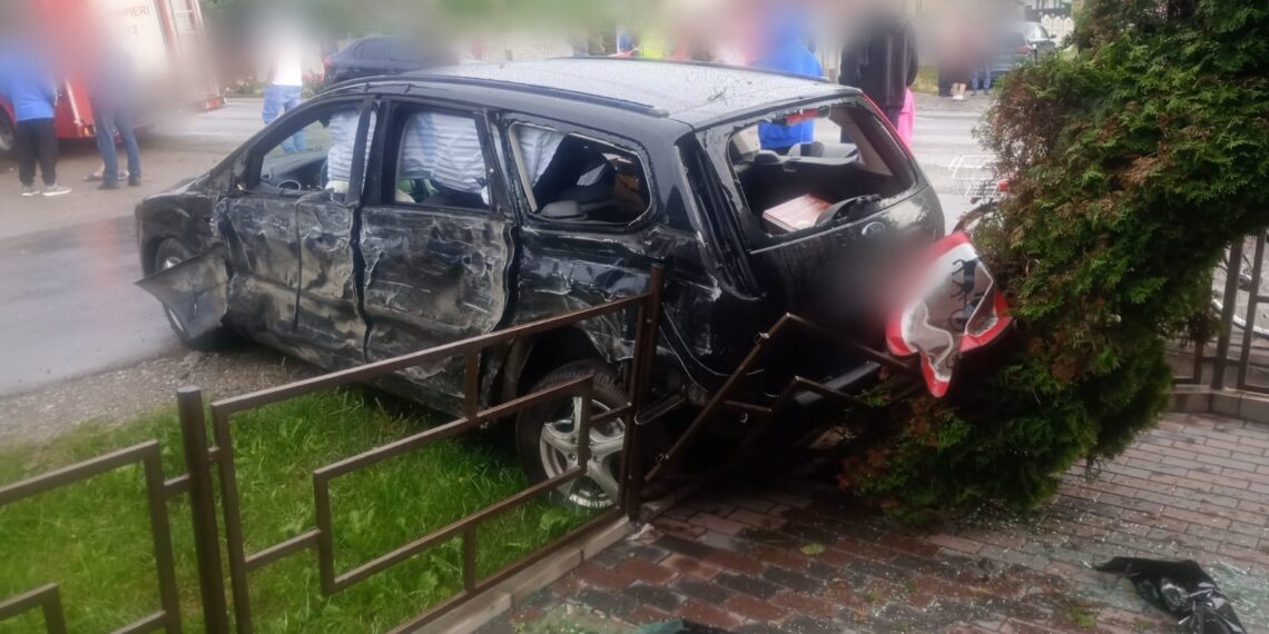 FOTO Grav accident rutier, pe raza localității Drăgușeni, cu 11 persoane implicate. Pompierii au activat Planul Roșu de Intervenție. Se intervine cu un elicopter