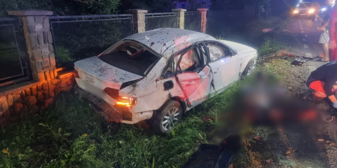 FOTO Un tânăr și-a pierdut viața după ce a ieșit cu mașina în afara unui drum de pe raza localității Frătăuții Vechi