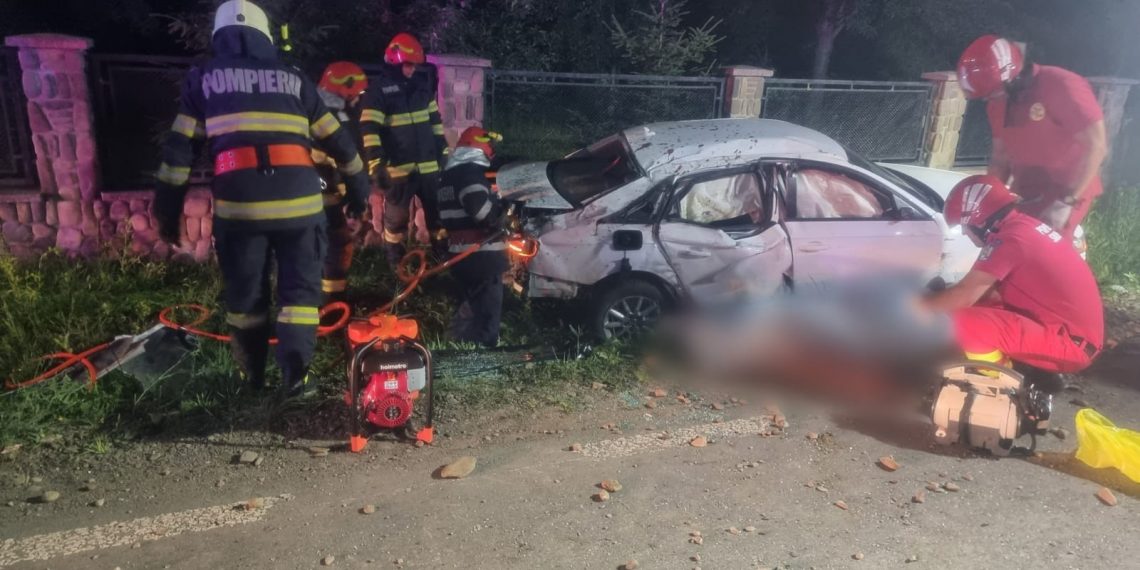 FOTO Un tânăr și-a pierdut viața după ce a ieșit cu mașina în afara unui drum de pe raza localității Frătăuții Vechi