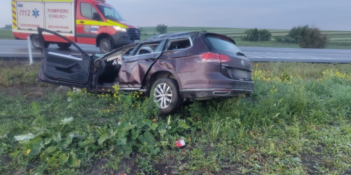 FOTO Încă un accident rutier pe raza localității Ilișești, provocat de un șofer care a adormit la volan. Conducătorul auto și două pasagere au ajuns la spital, după ce mașina în care se aflau s-a răsturnat în afara carosabilului