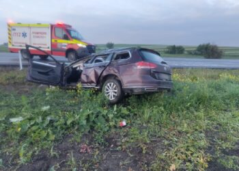 FOTO Încă un accident rutier pe raza localității Ilișești, provocat de un șofer care a adormit la volan. Conducătorul auto și două pasagere au ajuns la spital, după ce mașina în care se aflau s-a răsturnat în afara carosabilului