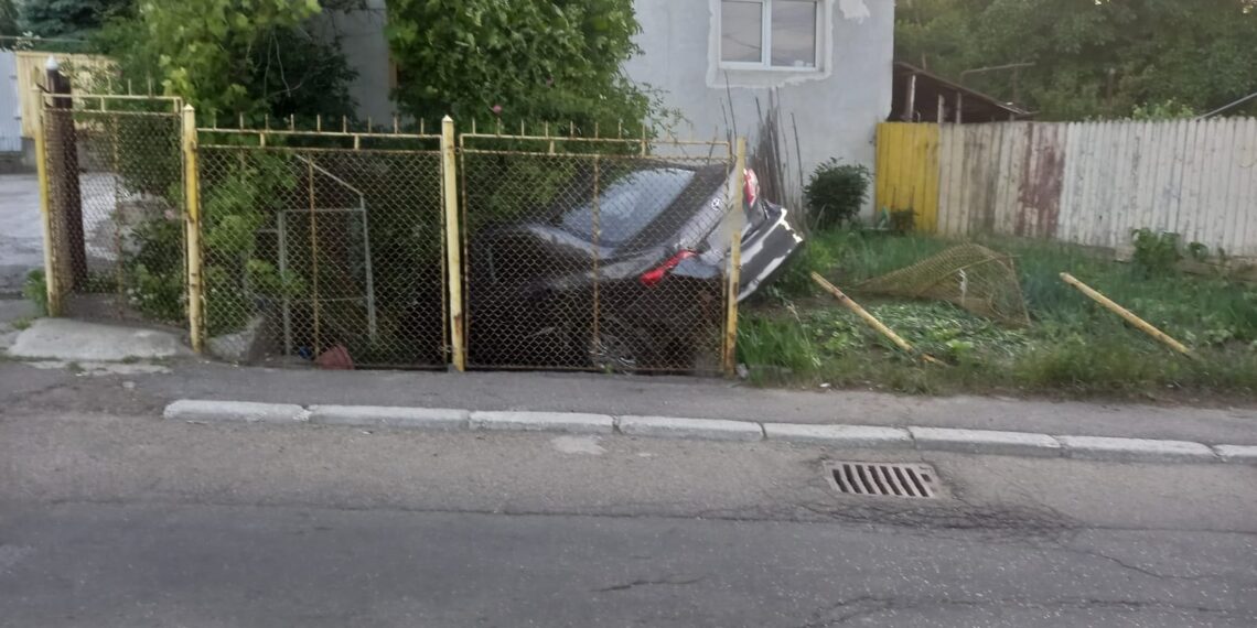 FOTO Un autoturism a ieșit în afara drumului în zona Serpentine din Suceava. O femeie a rămas blocată în mașină