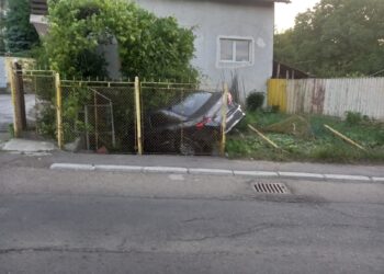 FOTO Un autoturism a ieșit în afara drumului în zona Serpentine din Suceava. O femeie a rămas blocată în mașină