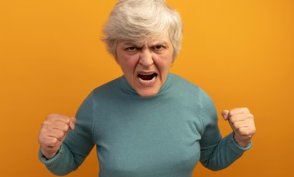 O tânără de 20 de ani a fost bătută de bunica iubitului gelos. De aproximativ o lună de zile victima s-a mutat în Șcheia, la domiciliul concubinului